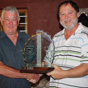 Frans Claassen (regs) oorhandig die Voorsitterstrofee aan Maynard van Niekerk (Snr)